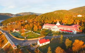 hotel-tadoussac-vue-baie-saint-laurent-automne-quebec-le-mag