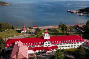 vue-aerienne-hotel-tadoussac-cote-nord-quebec-le-mag