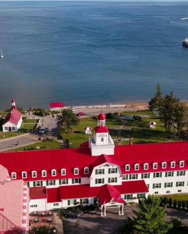 vue-aerienne-hotel-tadoussac-cote-nord-quebec-le-mag