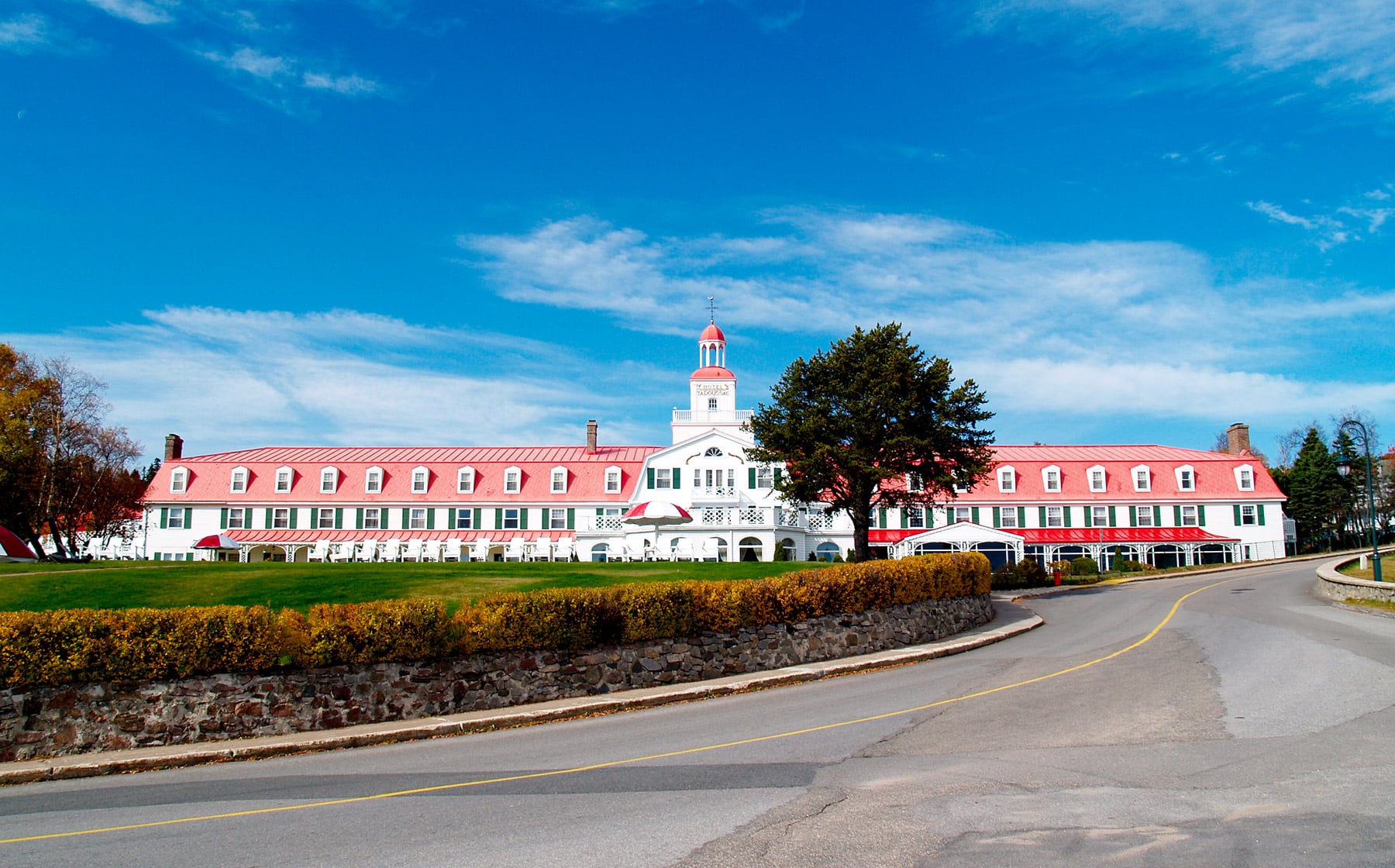 hotel-tadoussac-vue-baie-saint-laurent-quebec-le-mag