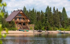 Chalet-en-bois-rond-Le-Bercail-au-bord-du-lac-portneuf-quebec-le-mag