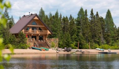 Chalet-en-bois-rond-Le-Bercail-au-bord-du-lac-portneuf-quebec-le-mag