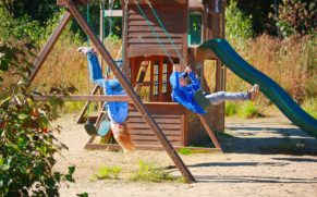 aire-de-jeux-au-chalet-en-bois-rond-portneuf-quebec-le-mag