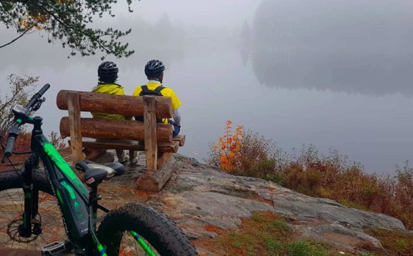 d-tour-mont-tremblant-velo-electrique-automne-quebec-le-mag