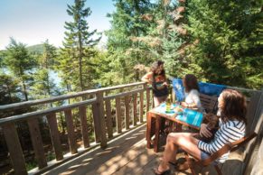 terrasse-ete-vue-refuges-perches-mont-tremblant-quebec-le-mag