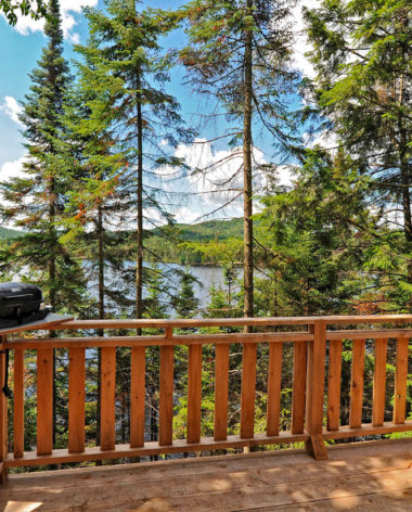 terrasse-ete-vue-refuges-perches-mont-tremblant-quebec-le-mag