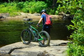 d-tour-mont-tremblant-velo-electrique-ete-quebec-le-mag