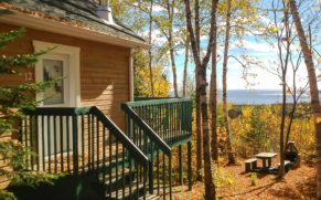 chalet-exterieur-domaine-des-dunes-tadoussac-quebec-le-mag