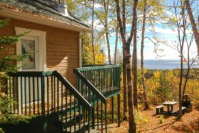 chalet-exterieur-domaine-des-dunes-tadoussac-quebec-le-mag