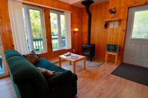 chalet-salon-domaine-des-dunes-camping-chalet-tadoussac-quebec-le-mag