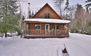 chalet-en-bois-rond-hiver-pourvoirie-du-lac-berval-quebec-le-mag