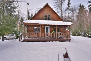 chalet-en-bois-rond-hiver-pourvoirie-du-lac-berval-quebec-le-mag