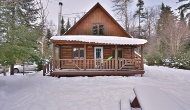 chalet-en-bois-rond-hiver-pourvoirie-du-lac-berval-quebec-le-mag