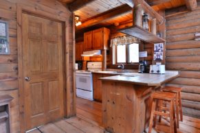 chalet-en-bois-rond-interieur-cuisine-pourvoirie-du-lac-berval-quebec-le-mag