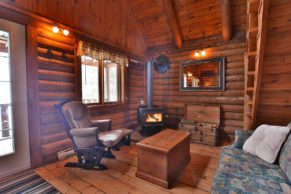 chalet-en-bois-rond-interieur-pourvoirie-du-lac-berval-quebec-le-mag