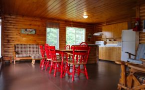 pourvoirie-saint-zenon-salle-a-manger-chalet-quebec-le-mag