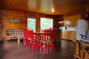 pourvoirie-saint-zenon-salle-a-manger-chalet-quebec-le-mag