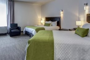 2 lits Queen dans une chambre à l'Hotel du Jardin au Lac du Saguenay