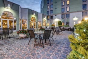 Terrasse du restaurant de l'Hotel du Jardin au Lac du Saguenay