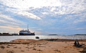 bella-desgagnes-vue-natashquan-relais-nordik-basse-cote-nord-bella-desgagnes-quebec-le-mag