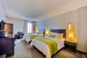 chambre-deux-lits-doubles-hotel-du-jardin-saguenay-lac-saint-jean-quebec-le-mag