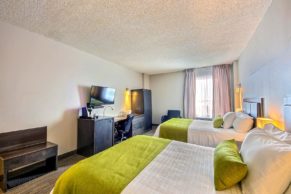 chambre-lit-double-hotel-du-jardin-saguenay-lac-saint-jean-quebec-le-mag