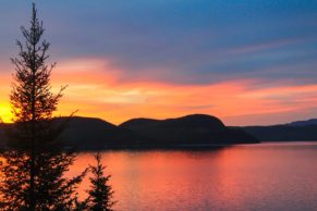 coucher-de-soleil-auberge-de-la-riviere-saguenay-chalet-quebec-le-mag