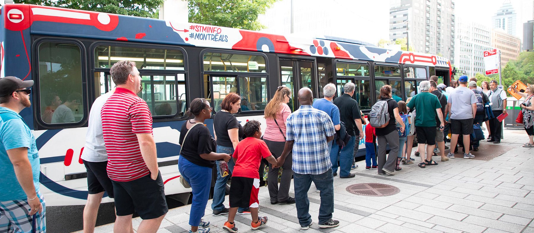 faire-la-queue-au-bus-cliche-quebecois-mythe-ou-realite-quebec-le-mag