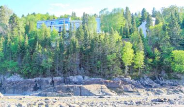 vue-auberge-de-la-riviere-saguenay-chalet-quebec-le-mag