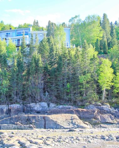 vue-auberge-de-la-riviere-saguenay-chalet-quebec-le-mag