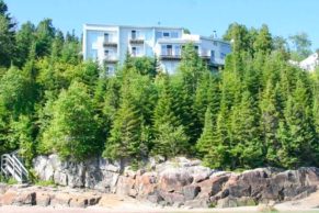 vue-batisse-fjord-saguenay-Auberge-de-la-Rivière-Saguenay