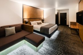 chambre-king-lounge-ax-hotel-tremblant-quebec-le-mag