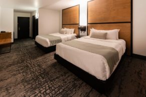 chambre-pratique-queen-ax-hotel-tremblant-quebec-le-mag