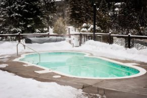 piscine-exterieure-ax-hotel-mont-tremblant-quebec-le-mag