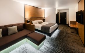 chambre-king-lounge-ax-hotel-tremblant-quebec-le-mag