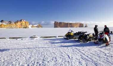 Tous comprennent le transport depuis l’Europe, l’encadrement par un guide professionnel, l’hébergement, différentes activités et au moins cinq journées de motoneige pure et dure pour fendre les grands espaces à bord de votre monture. Suivez le guide !