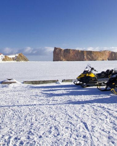 Tous comprennent le transport depuis l’Europe, l’encadrement par un guide professionnel, l’hébergement, différentes activités et au moins cinq journées de motoneige pure et dure pour fendre les grands espaces à bord de votre monture. Suivez le guide !