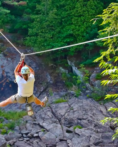 tyrolienne-parc-de-la-riviere-bastican-quebec-le-mag