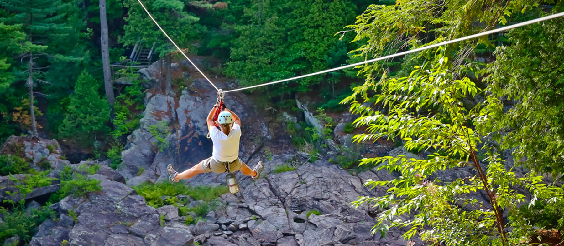 tyrolienne-parc-de-la-riviere-bastican-quebec-le-mag