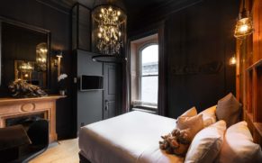 chambre-double-noire-hotel-nomad-quebec-quebec-le-mag