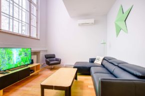 salon-equipe-loft-vieux-quebec-hébergement-quebec-le-mag