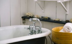 baignoire-chalet-vieux-loup-de-mer-bic-chalet-quebec-le-mag