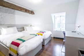 chambre-contemporaine-monastere-des-augustines-quebec-le-mag