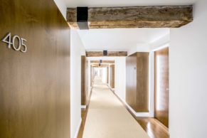 corridor-chambre-contemporaine-monastere-des-augustines-quebec-le-mag
