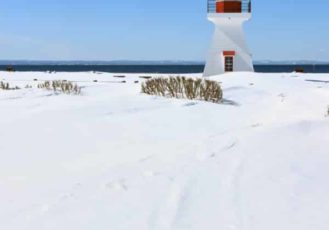 Aperçu contenu Québec L'Essentiel - Phare dans paysage enneigé