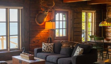 salon-chalet-vieux-loup-de-mer-bic-chalet-quebec-le-mag