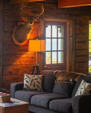 salon-chalet-vieux-loup-de-mer-bic-chalet-quebec-le-mag