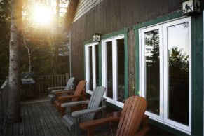 terrasse-vieux-loup-de-mer-bic-chalet-quebec-le-mag