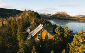 vue-aerienne-ete-vieux-loup-de-mer-bic-chalet-quebec-le-mag