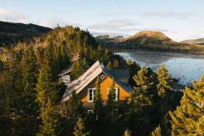 vue-aerienne-ete-vieux-loup-de-mer-bic-chalet-quebec-le-mag